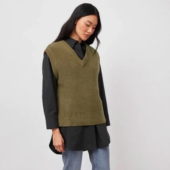 Rails Sweaters - Rails Chandler V-Neck Sweater Vest in Olive Size M